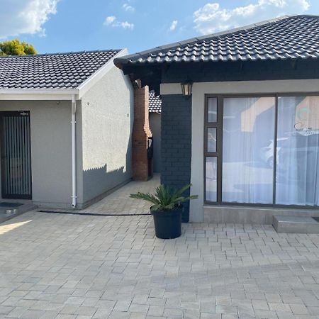 Staysure Guesthouse Alberton Exterior foto